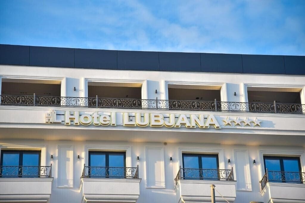 Территория Hotel Lubjana 4*