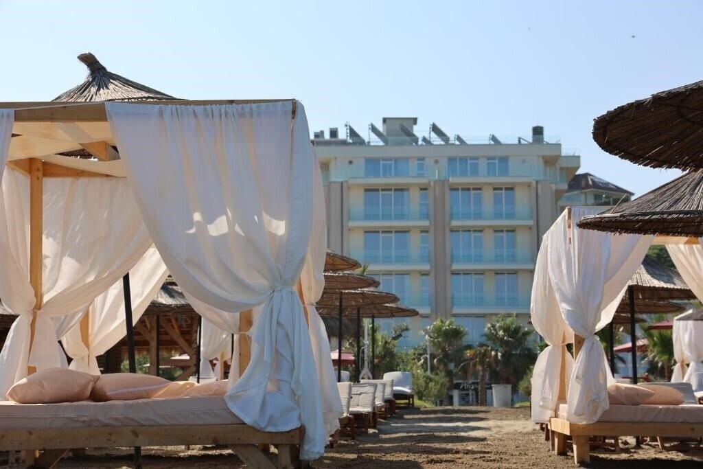 Отель Aria Beach Resort 4*