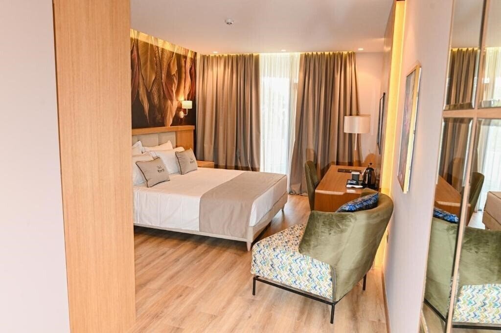 Панорама White Hill 4*