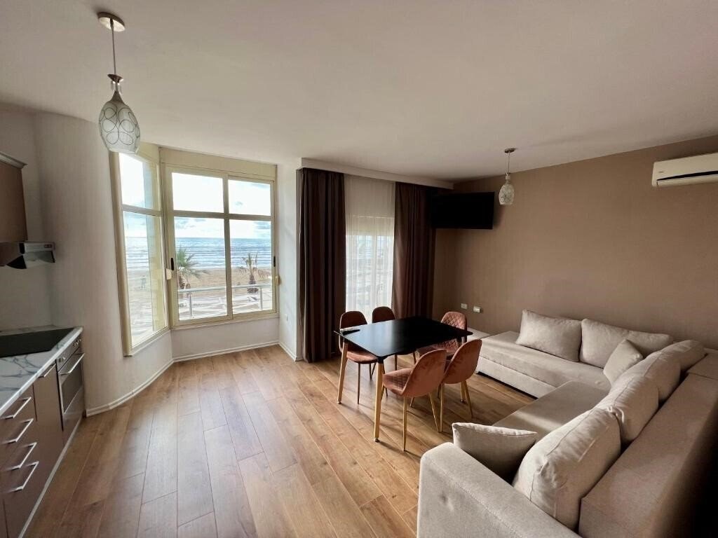 Апартаменти Wave Beachfront Apartments 3*