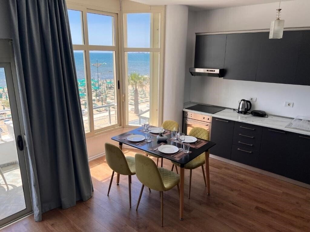 Вид Wave Beachfront Apartments 3*