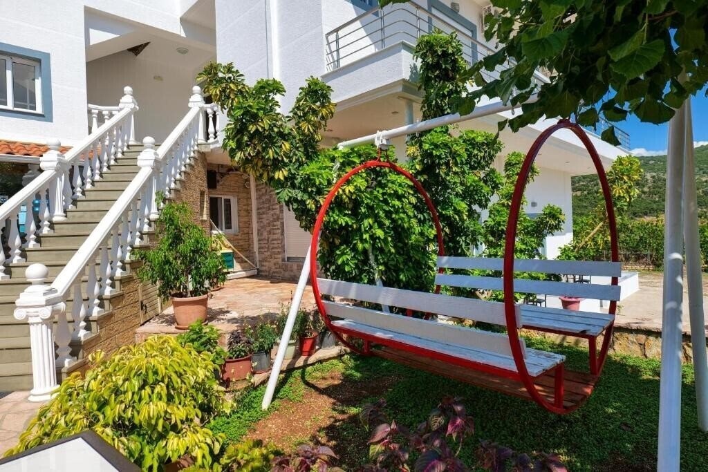 Территория Hotel Chris 2*