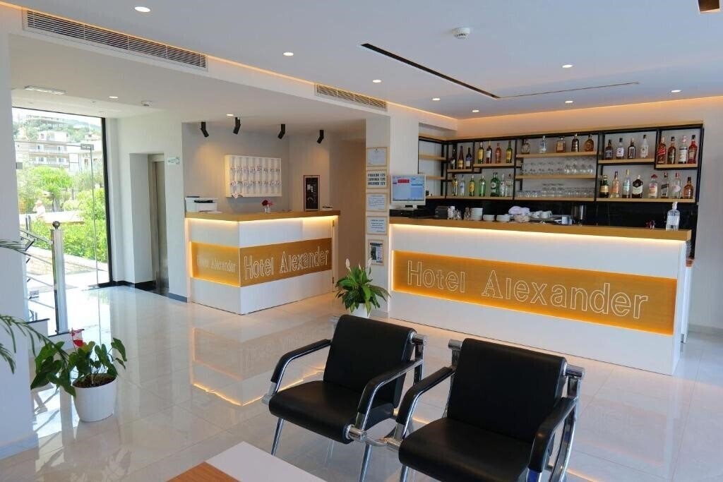 Территория Hotel Alexander 4*