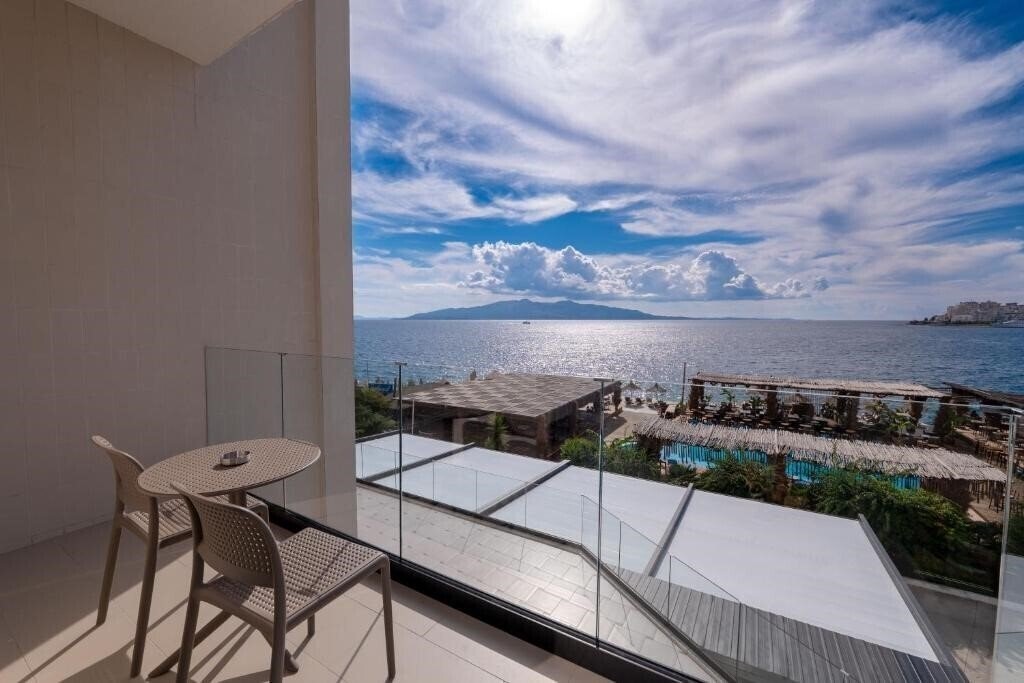 Территория Hotel Grand Saranda 4*