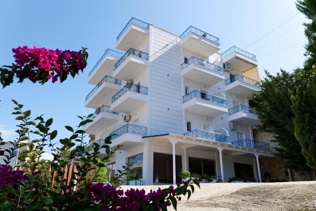 Готель Miracle Apartments 3*
