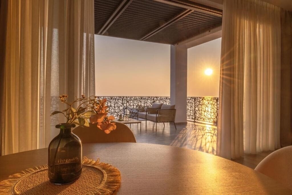 Отель Glow Boutique Hotel & Suites 4*