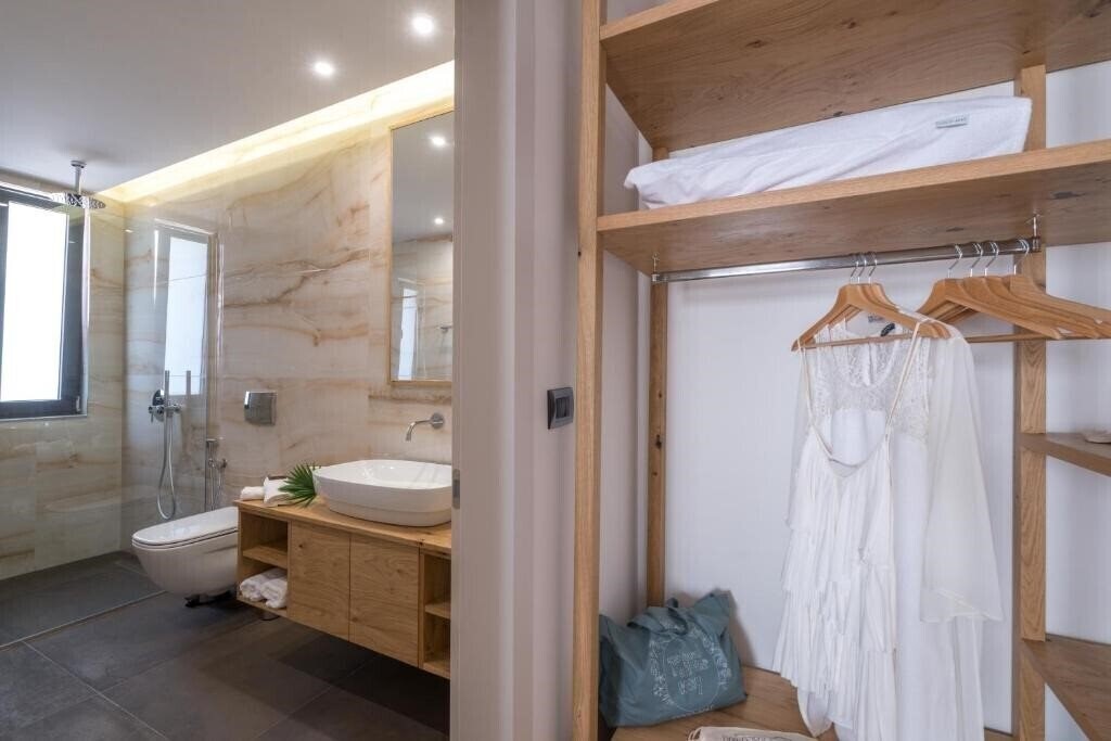 Территория Glow Boutique Hotel & Suites 4*