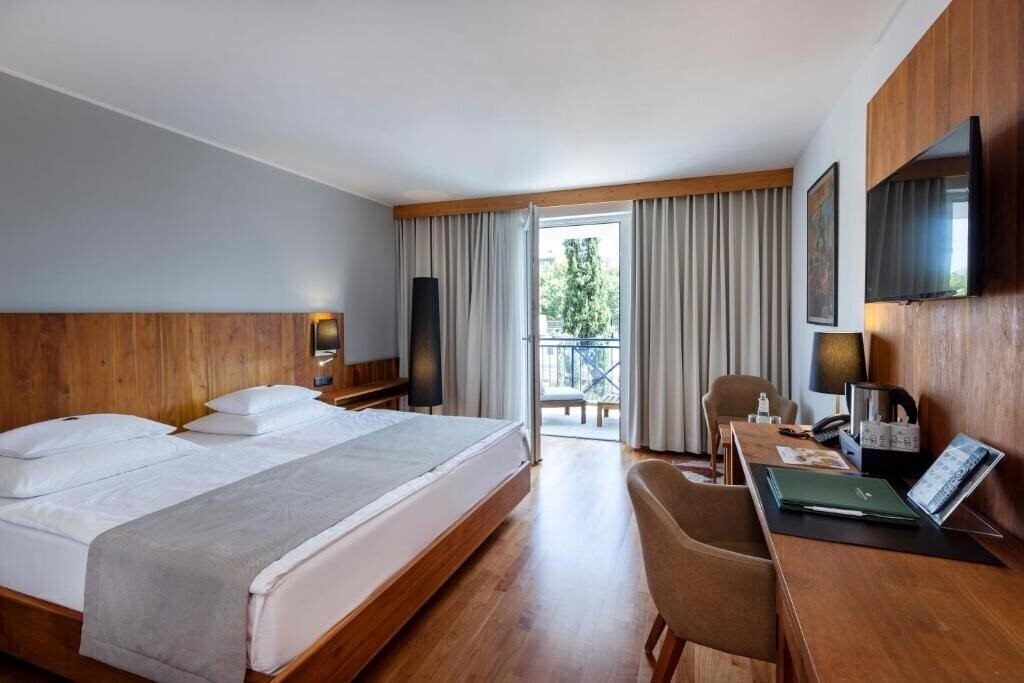 Территория Rogner Hotel Tirana (ex. Rogner Europapark) 5*