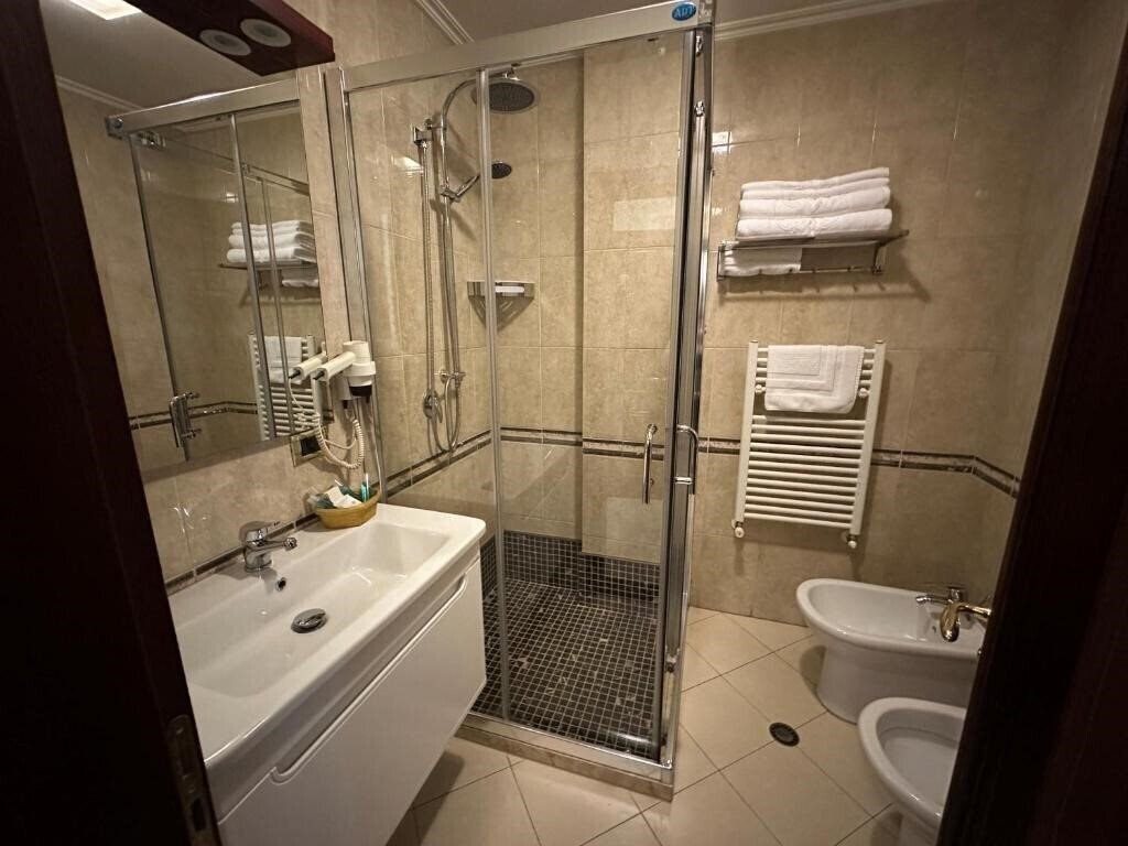 Територія Dinasty Hotel (ex. Dinasty Hotel Rezidence) 4*