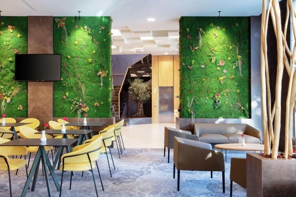 Территория Hilton Garden Inn Tirana 4*