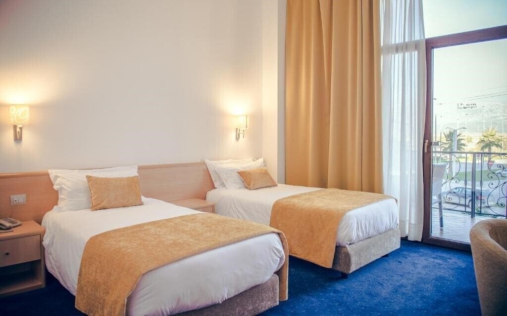 Территория Hotel Airport Tirana 3*