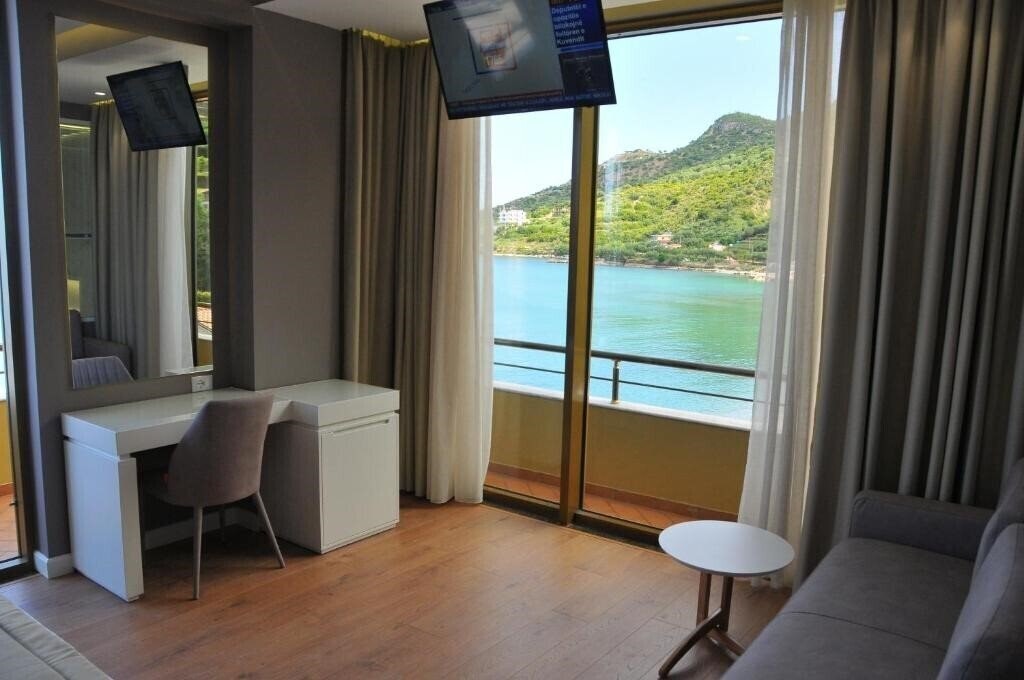 Апартаменти Paradise Beach Hotel 4*