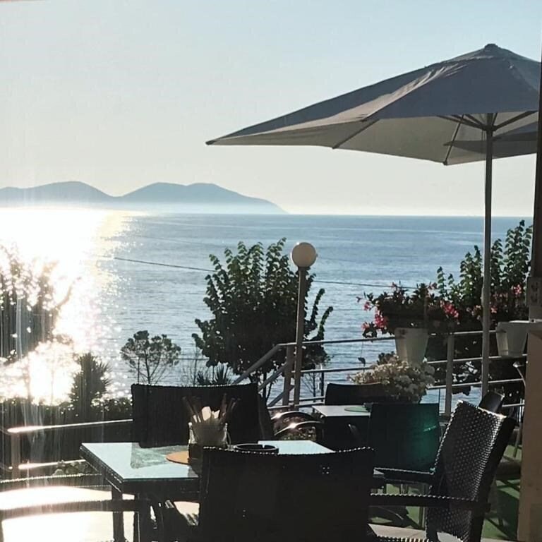 Территория Hotel Ambasador 3*