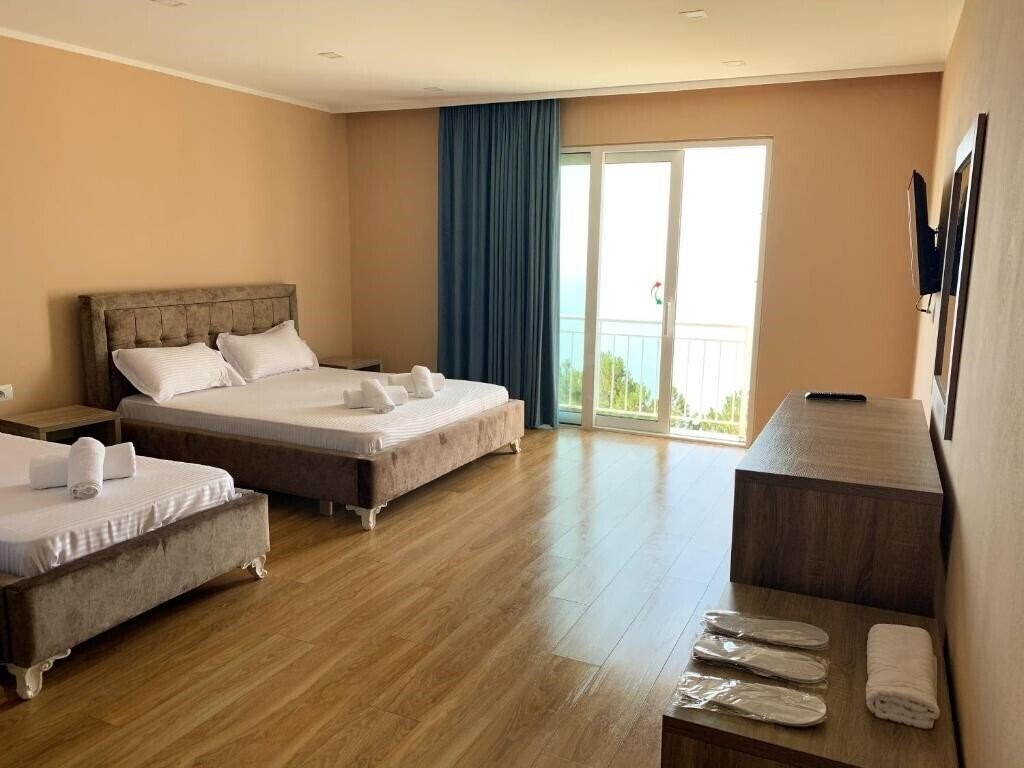 Вид Hotel Keshtjella 3*