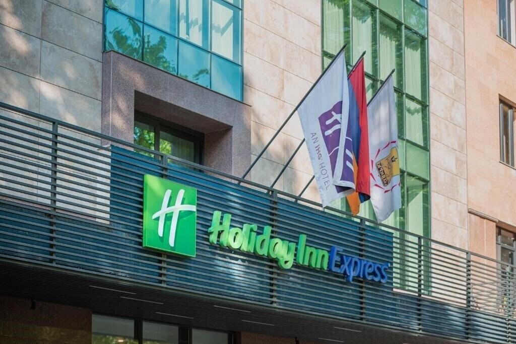 Панорама Holiday Inn Express 3*