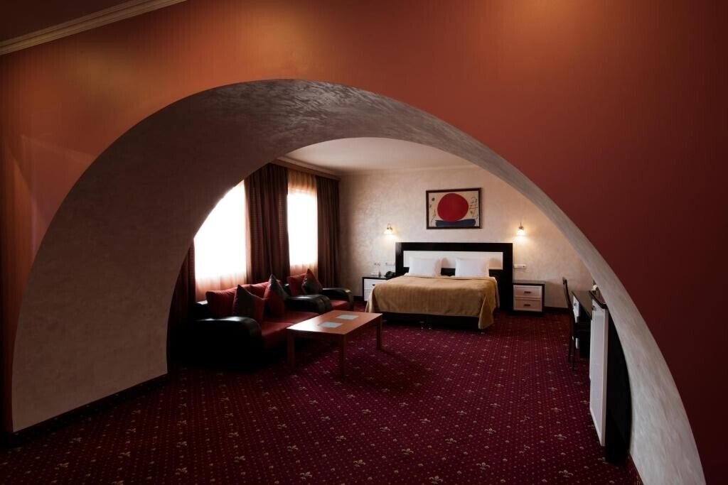 Фото Erebuni Hotel 3*
