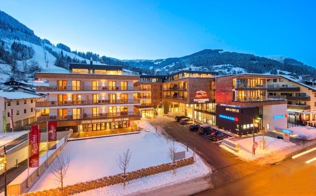 Отель Alpenparks Hotel & Apartment Central (Zell Am See) 4*