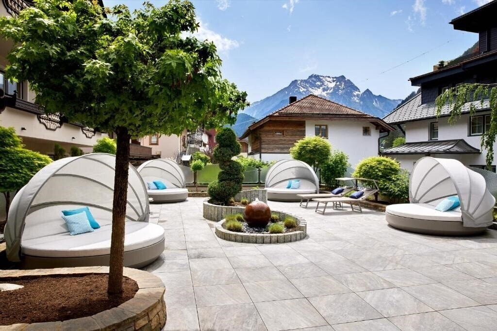 Панорама Hotel Neue Post 4*