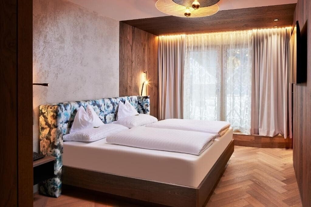 Апартаменты Hotel Neue Post 4*