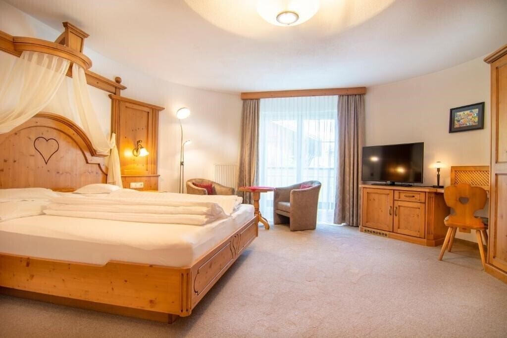 Апартаменты Hotel Ischgl 4*