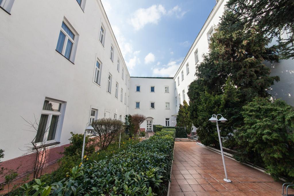 Территория Novum Hotel Cristall Wien Messe 3*