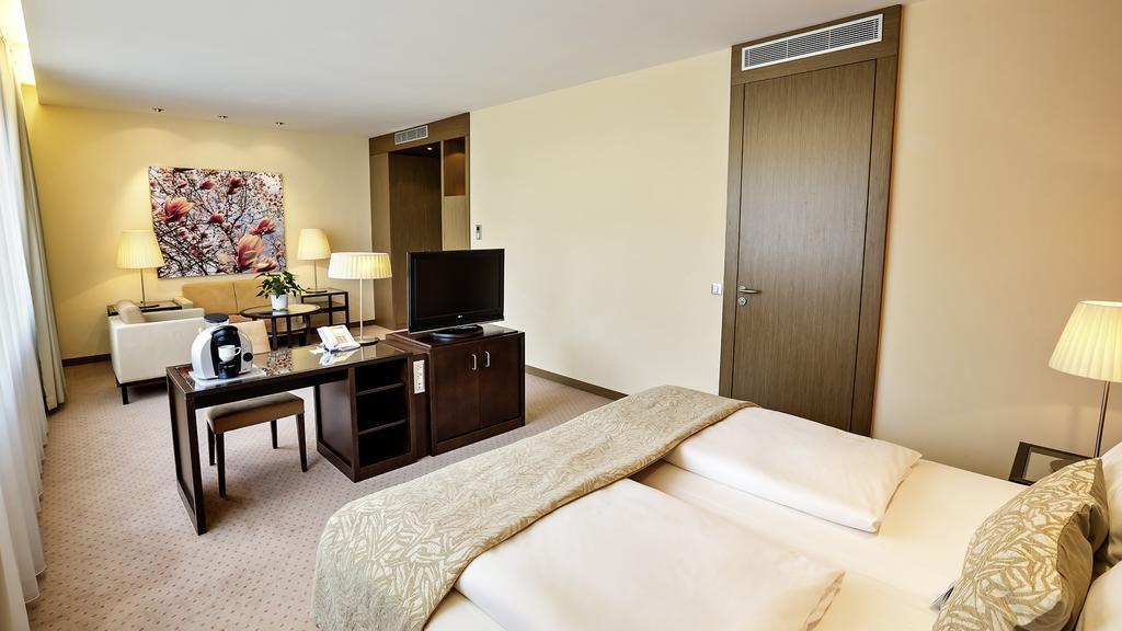 Панорама Austria Trend Hotel Savoyen 4*