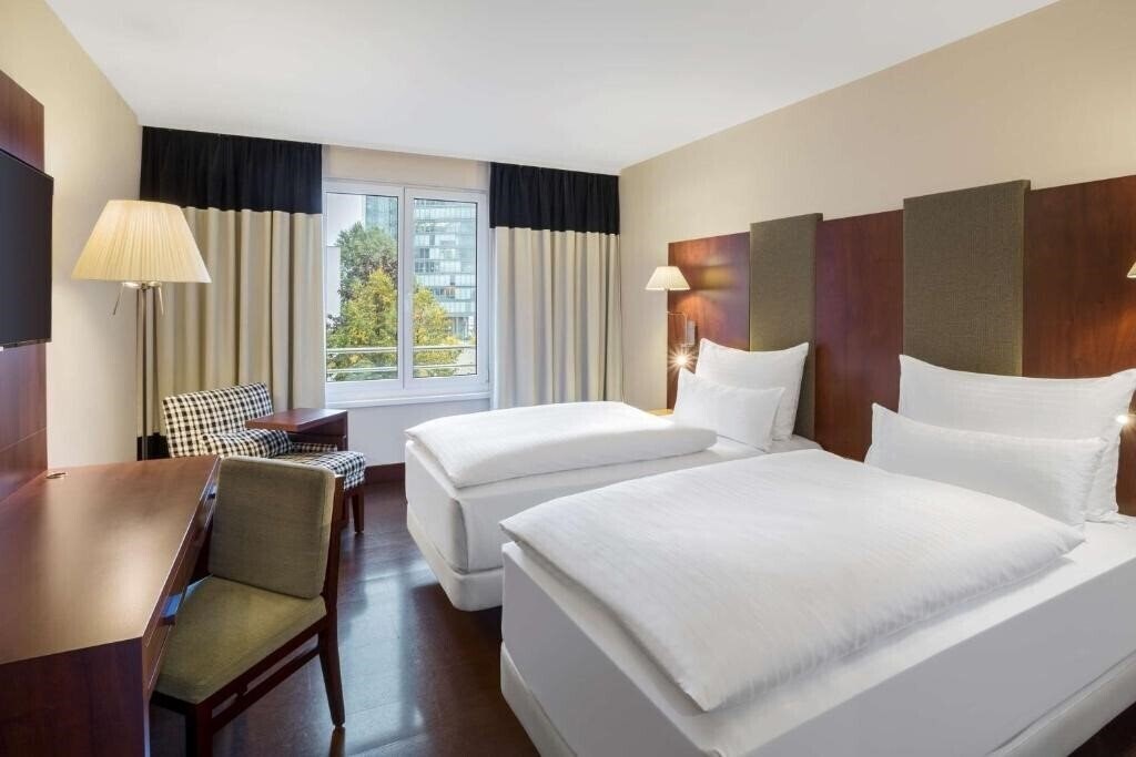 Территория Nh Vienna Airport Conference Center 3*