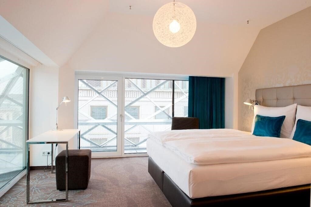 Вид Motel One Wien Staatsoper 3*
