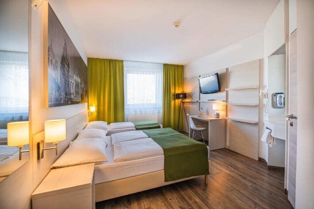 Территория Life Hotel Vienna Airport 3*