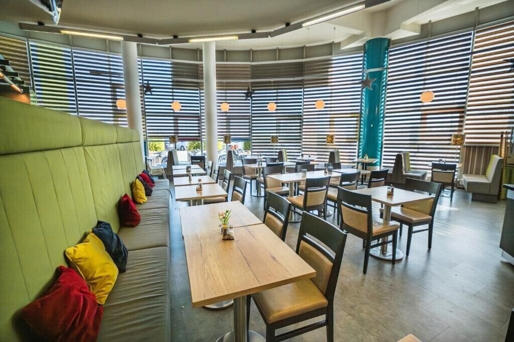 Панорама Life Hotel Vienna Airport 3*