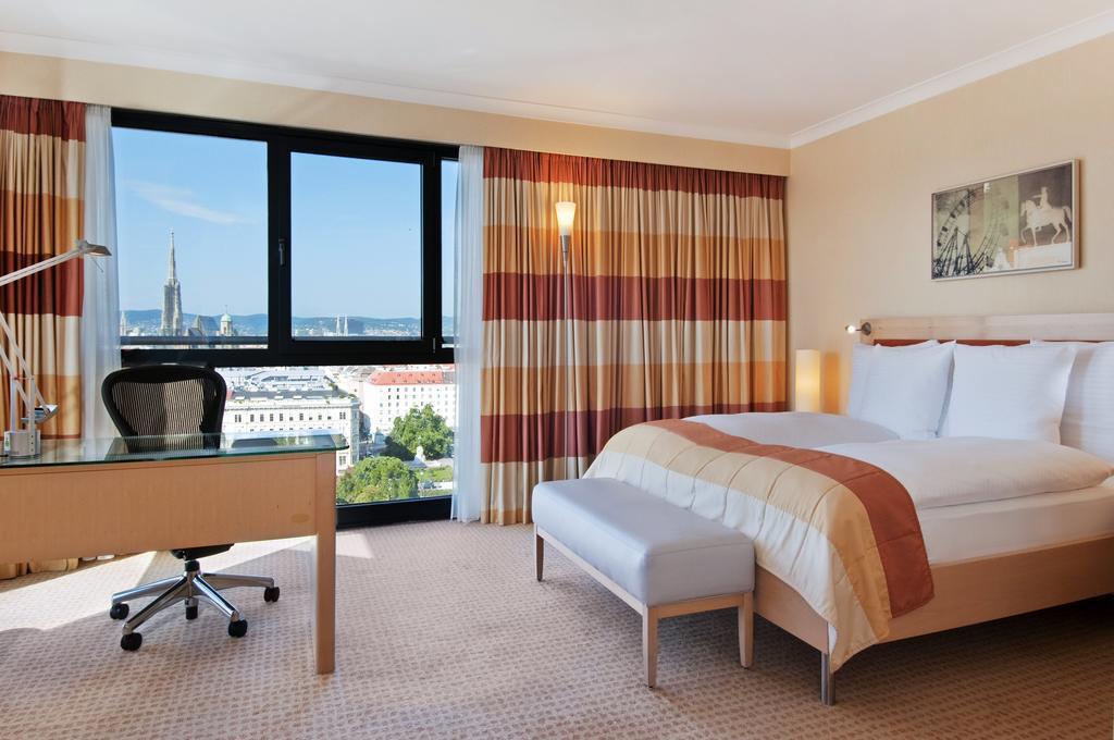 Панорама Hilton Plaza 5*