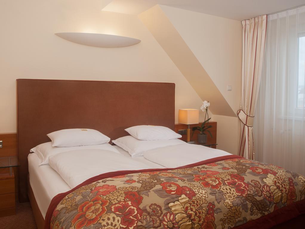 Территория Best Western Premier Kaiserhof Wien 4*