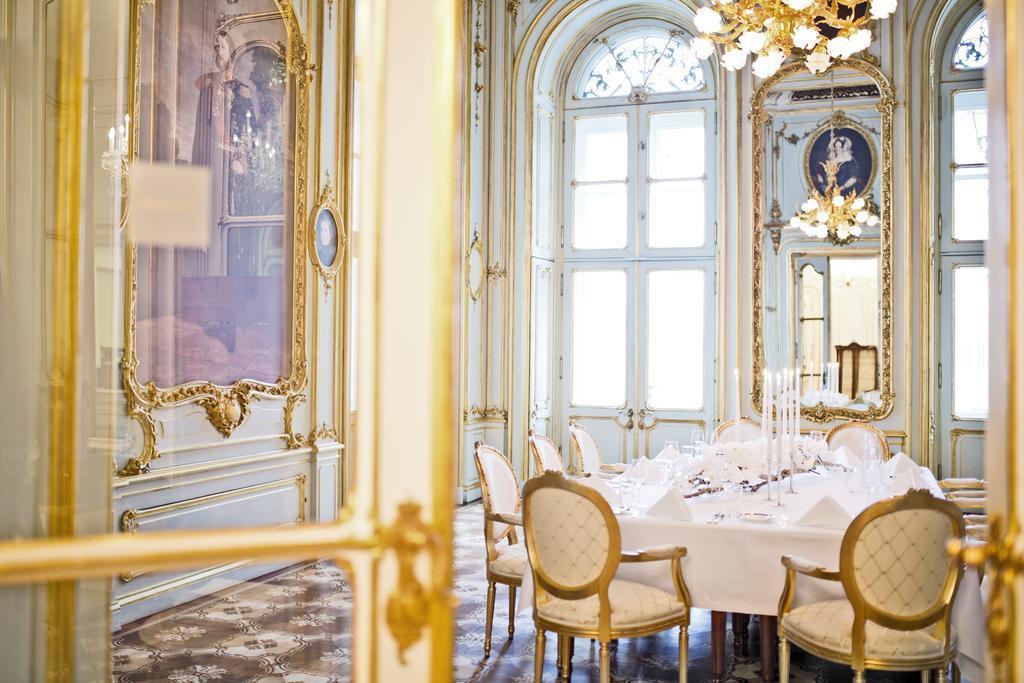 Территория Palais Coburg Hotel Residenz 5*