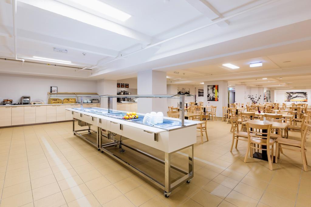 Панорама A&O Salzburg Hauptbahnhof 2*