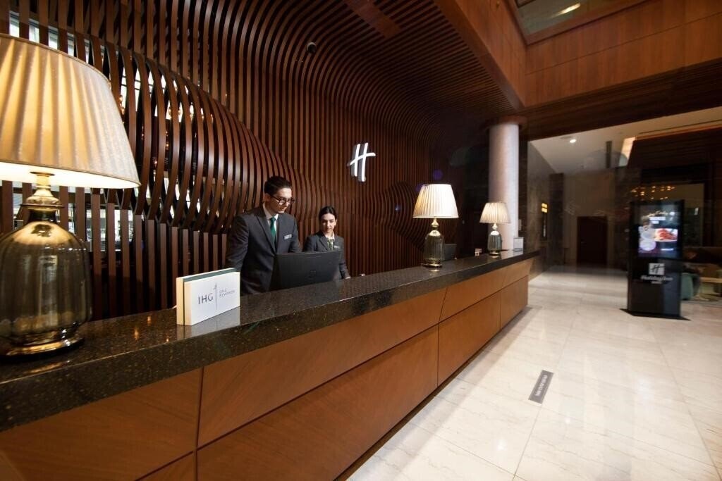 Территория Holiday Inn Baku 4*
