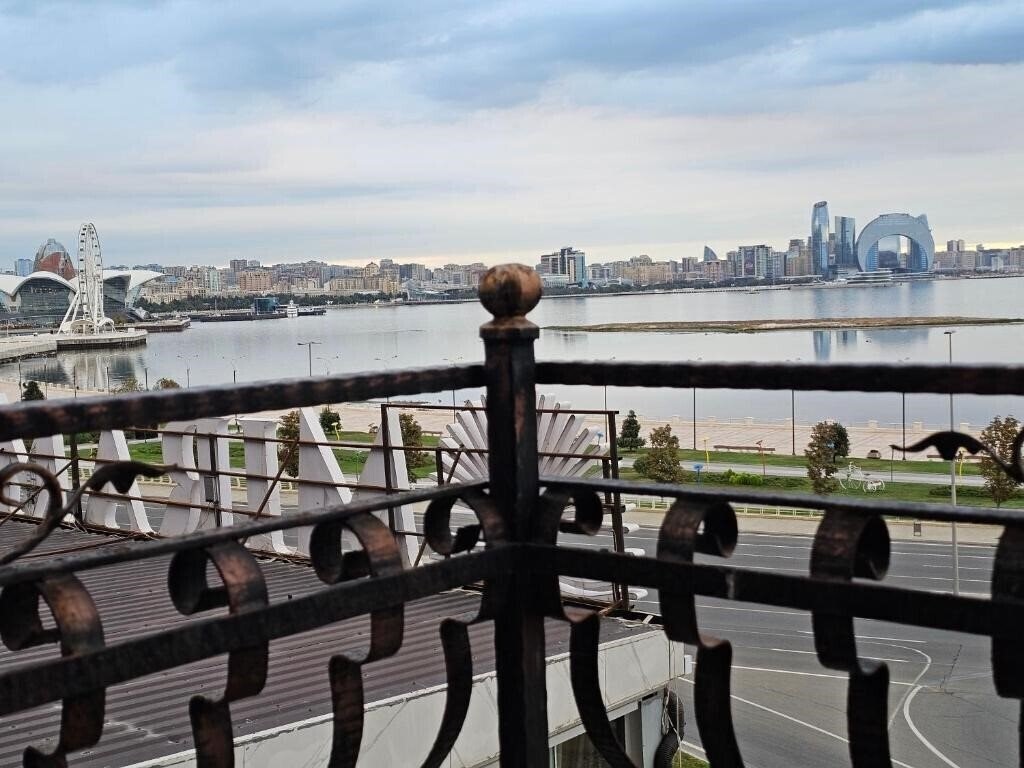 Территория Crown Suite Hotel Baku 3*