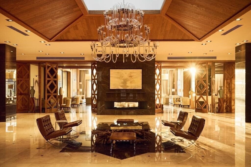 Территория Chenot Palace Health Wellness Hotel 5*