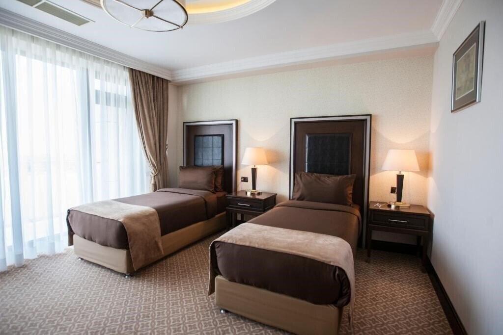Вид Chinar Hotel & Spa Naftalan 5*