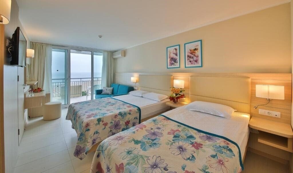 Апартаменты Hotel Laguna Beach 4*