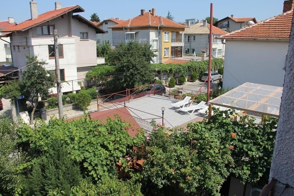 Панорама Golden Lion Family Hotel 2*