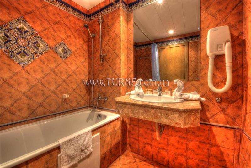 Апартаменти Andalucia & Atrium Beach Hotel 4*