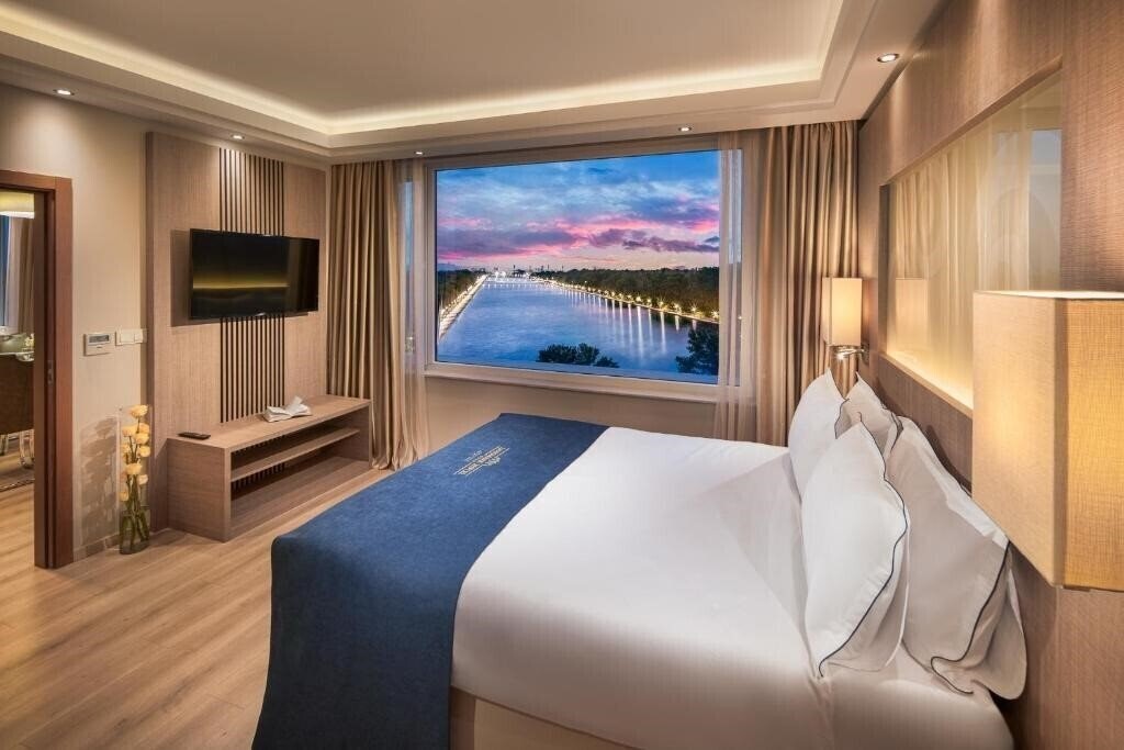 Панорама Landmark Creek Hotel 4*