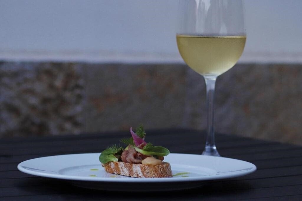 Апартаменты Roots Hotel And Wine Bar 3*