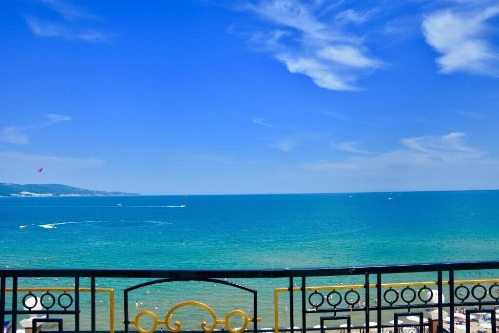 Территория Golden Rainbow VIP Residence 4*