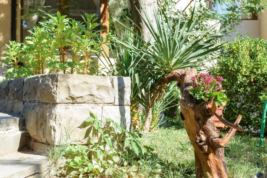 Апартаменти Oasis Park Hotel 3*