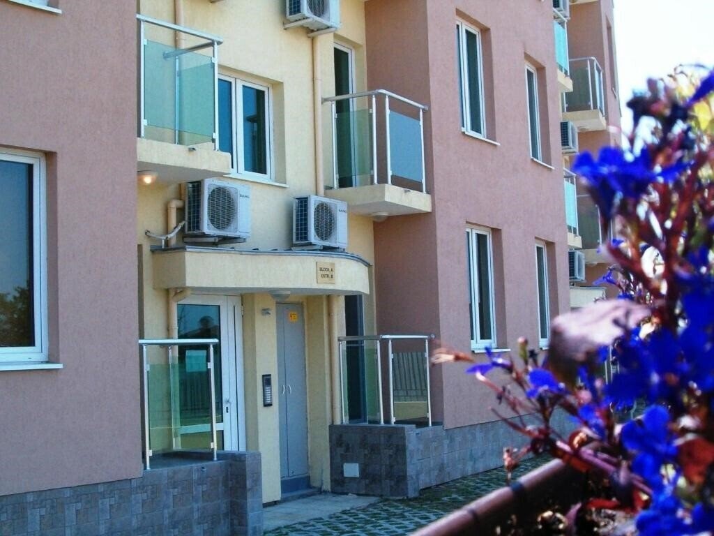 Территория Sunny Holiday Apartments (ex. Sunny Holiday Apart, Sunny Holiday) 3*