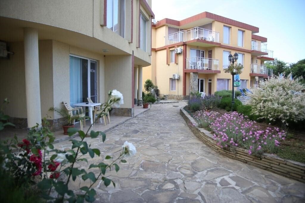 Территория Hotel Mapy Sozopol (ex. Mappy Holidays Aparthotel, Mapy Holiday Village) 3*