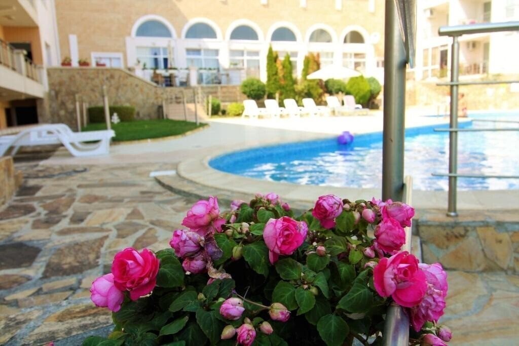 Территория Menada Galateya Apartments 3*