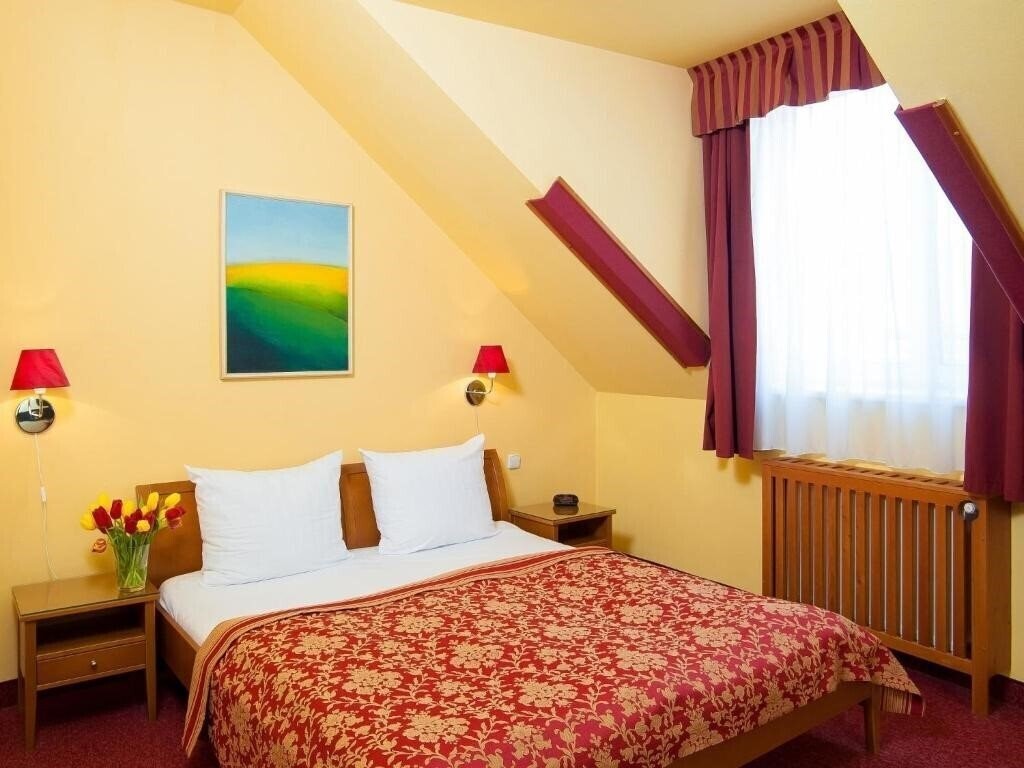 Территория Hotel Cloister Inn 3*
