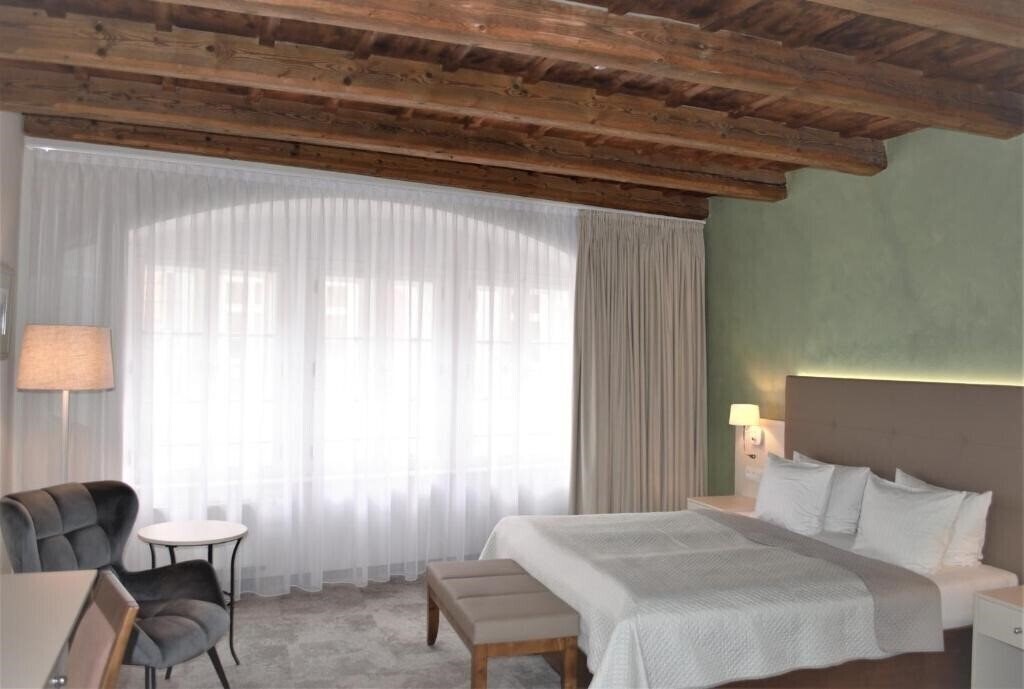 Отель The Golden Wheel 4*